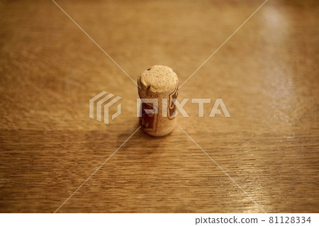 Cork placed on the desk 81128334