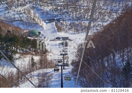 View the platform and restaurant below from the lift (Crystal Express) at Kawaba Ski Resort in Kawaba Village, Gunma Prefecture. View the platform and restaurant below from the lift (Crystal Express) at Kawaba Ski Resort in Kawaba Village, Gunma Prefecture. 81128416