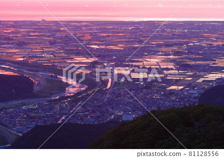 Evening view of the Kanazawa Plain from the Saizuru Forest Road (Shishiku Highland) 81128556