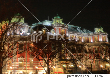 Night view of Osaka city central public hall 81128796
