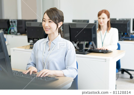 兩名在辦公室打字的年輕女性 圖片合作：中央工業大學附屬日語學校 81128814