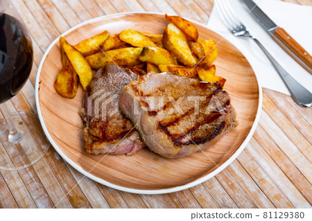 Traditional spanish grilled beef with potato Traditional spanish grilled beef with potato 81129380