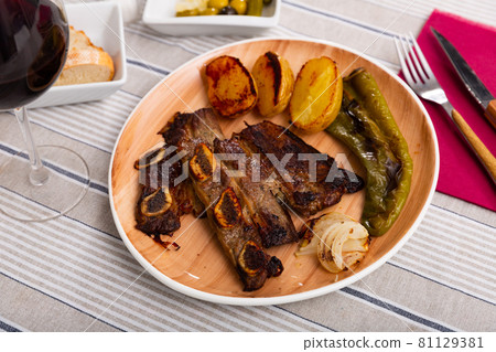 Appetizing beef steak with potatoes and stewed peppers 81129381