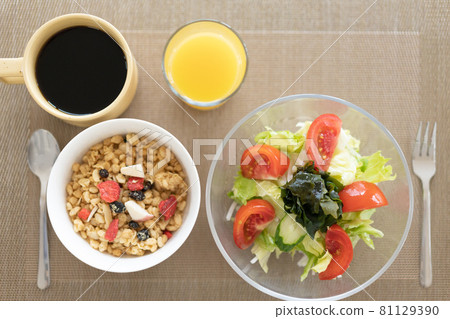 格蘭諾拉麥片和沙拉的早餐圖片 81129390