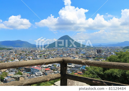 [Kagawa Prefecture] Marugame City and Mt. Iino (Sanuki Fuji) seen from Marugame Castle 81129484