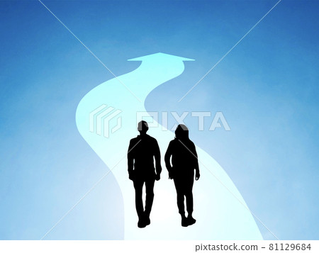 在藍天的彎曲的箭頭和男人和婦女的剪影 81129684