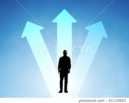 三向箭頭和藍天中的男性剪影 81129685