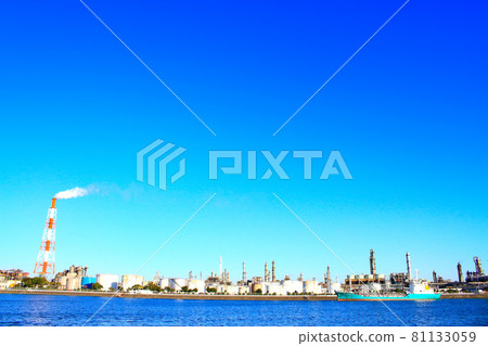 Scenery of Yokkaichi City, a complex of factory facilities 81133059