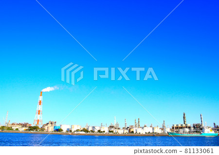 Scenery of Yokkaichi City, a complex of factory facilities 81133061