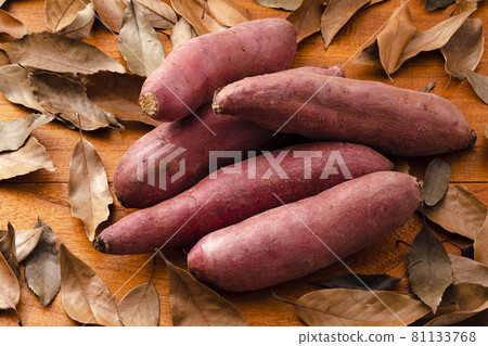 Sweet potatoes and sweet potatoes with fallen leaves 81133768
