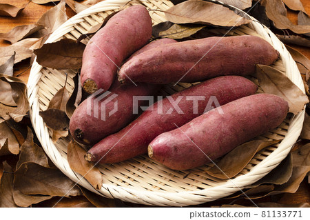 Sweet potatoes and sweet potatoes with fallen leaves 81133771