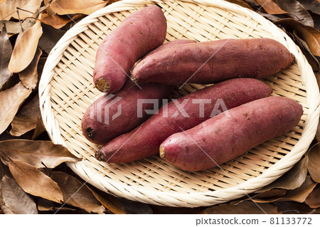 Sweet potatoes and sweet potatoes with fallen leaves 81133772