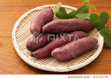 Sweet potatoes and sweet potatoes with leaves 81133774