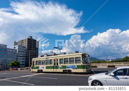 《廣島市》夏日天空下奔跑的電車 81133851