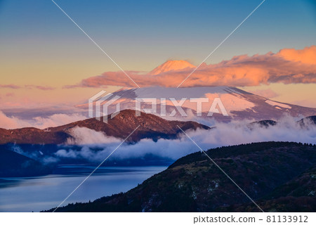（神奈川縣）被生機勃勃的雲彩和初升的太陽照亮的富士山 81133912