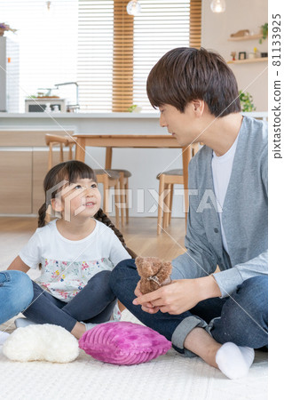 小學生和爸爸在客廳玩 小學生和爸爸在客廳玩 81133925