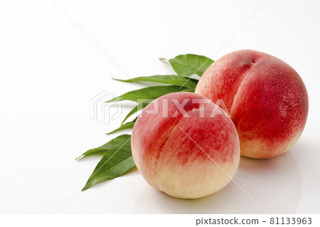 與葉子的白色背景桃子_水果在季節在夏天 81133963