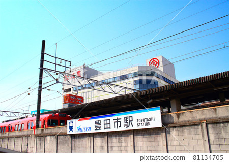 Scenery of a train stopping at Toyotashi Station, Meitetsu Toyotashi Station 81134705