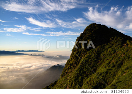 Sea of clouds and Mt. Tanigawa Toma's ears dyed in the sunrise Sea of clouds and Mt. Tanigawa Toma's ears dyed in the sunrise 81134933