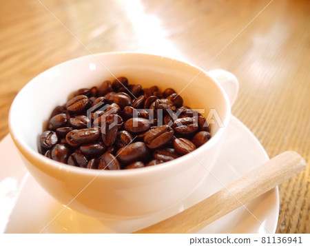 在杯子的咖啡豆 在杯子的咖啡豆 81136941