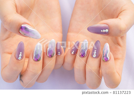 Mirror nail 81137223
