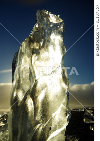 Ice block Diamond Beach Jokulsárlón glacier lake Blue shining jewel glacier Iceland 81137357