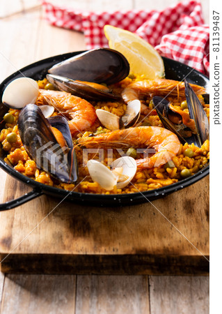Traditional spanish seafood paella 81139487