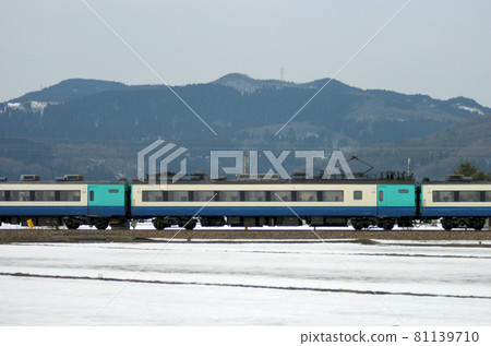 Hokuriku Main Line Isurugi-Fukuoka JR East 485 series R2 formation ② Moha 484-3030 (Niigata) Mountain side 81139710