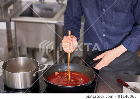Hand-cooking boy image of a young man making Americaine sauce Hand-cooking boy image of a young man making Americaine sauce 81140065