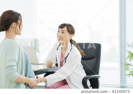 醫生檢查一名孕婦 81140073