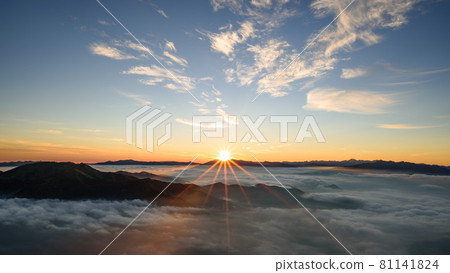 Sunrise and sea of clouds seen from the summit of Mt. Tanigawa 81141824
