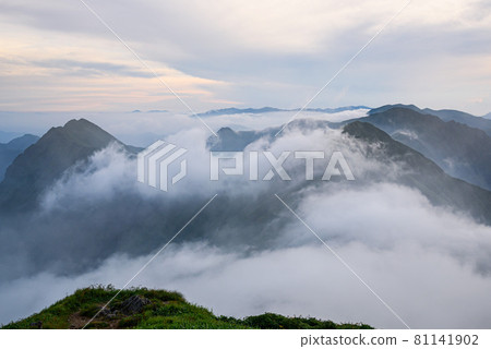 Tanigawa mountain range and sea of clouds seen from the vicinity of Tanigawadake shoulder hut 81141902
