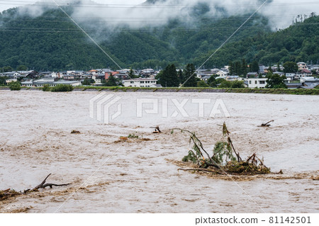 被大雨淹沒的河 81142501