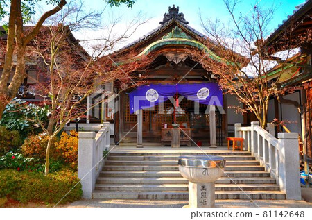 This is Tamateru Hime Mausoleum of Senzoin Kosetsuin. It is a quiet temple. 81142648