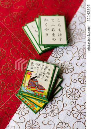 "Hyakunin Isshu", a traditional New Year's play song 81142805