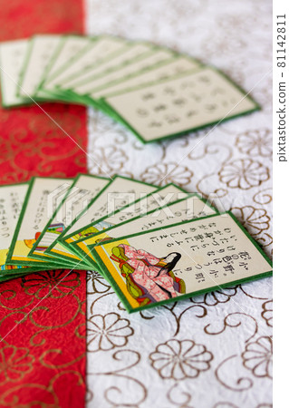 "Hyakunin Isshu", a traditional New Year's play song 81142811
