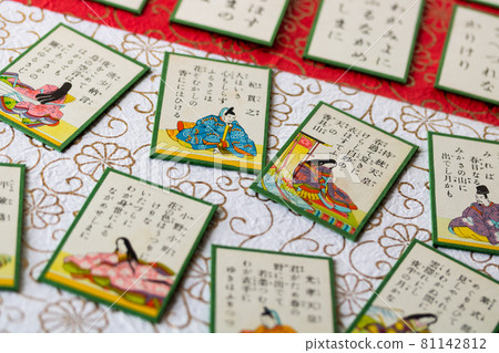 "Hyakunin Isshu", a traditional New Year's play song 81142812