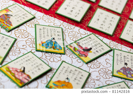 "Hyakunin Isshu", a traditional New Year's play song 81142816