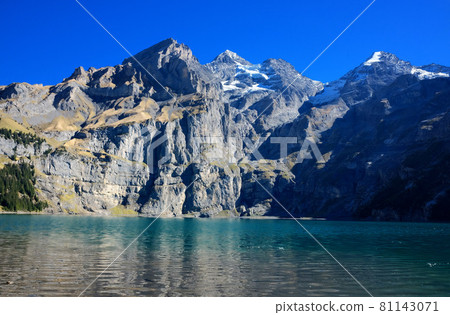 Panoramic view of Oeschinensee lake in Switzerland. 81143071