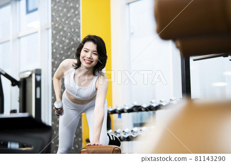 女子訓練體育館單手划船微笑 81143290