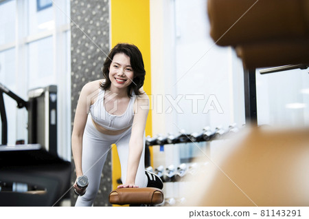 女子訓練體育館單手划船微笑 81143291