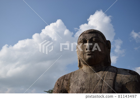 斯里蘭卡世界遺產波隆納魯沃考古遺址的瓦達吉石像和天空 81143497