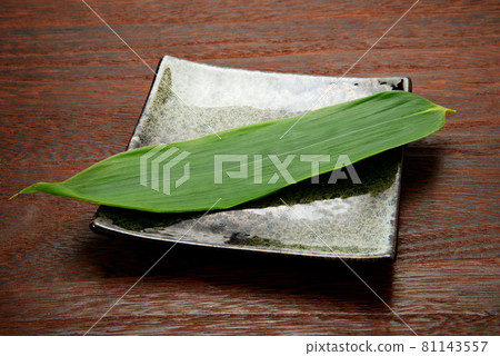 A plate with bamboo grass for the background of cooking, food, etc. 81143557