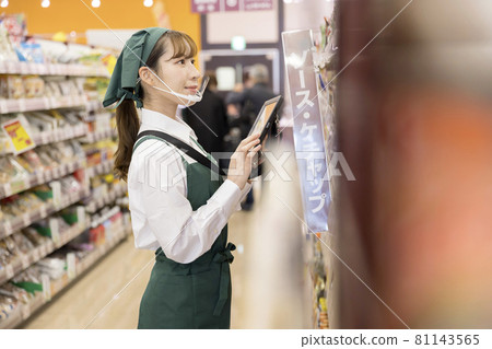 一位帶有鼠標護罩的女員工,在超市管理庫存 一位帶有鼠標護罩的女員工,在超市管理庫存 81143565