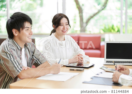 Young couple consulting on life plans 81144884