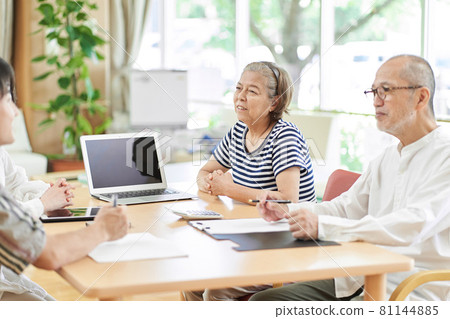 Elderly couple consulting on life plans 81144885