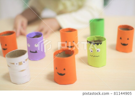Halloween decorations and decorations with children 81144905