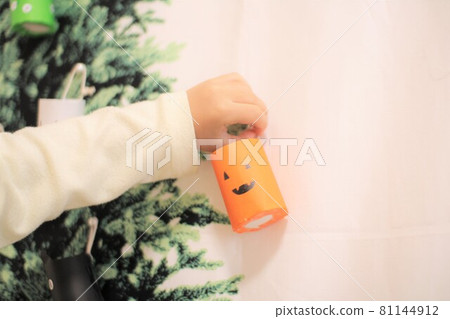 萬聖節裝飾品和帶孩子的裝飾品 81144912