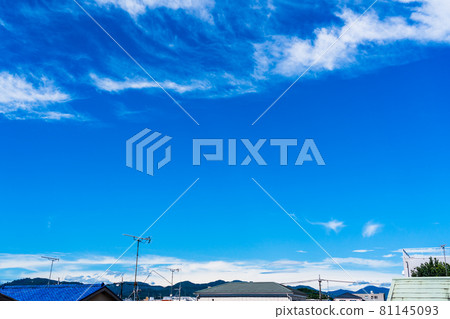 雨後明亮的夏日天空和住宅區 雨後明亮的夏日天空和住宅區 81145093