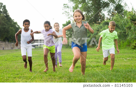 Boys and girls running 81145103